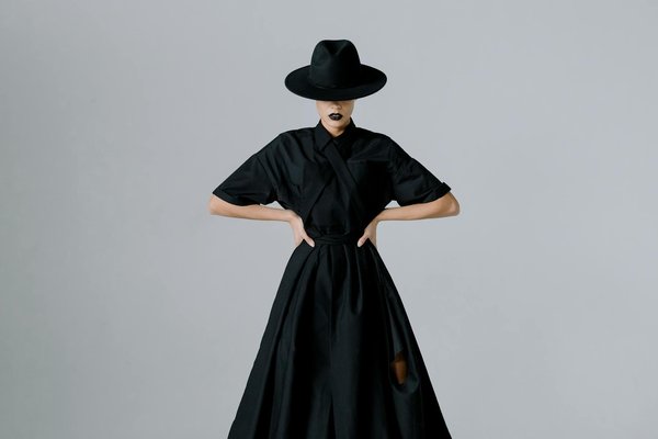 Quels astuces pour associer des pantalons palazzo avec des tops ajustés pour équilibrer la silhouette?