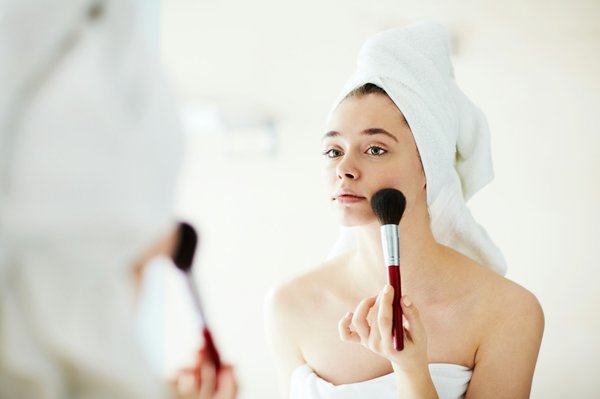 Quelles sont les techniques pour réaliser un maquillage de mariage naturel et lumineux?
