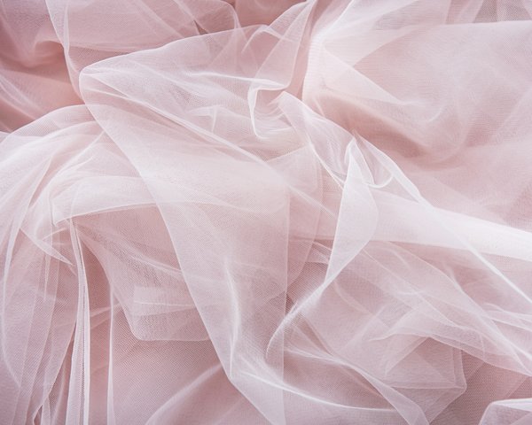 Quelles sont les meilleures façons de porter des jupes en tulle pour une tenue de soirée romantique?